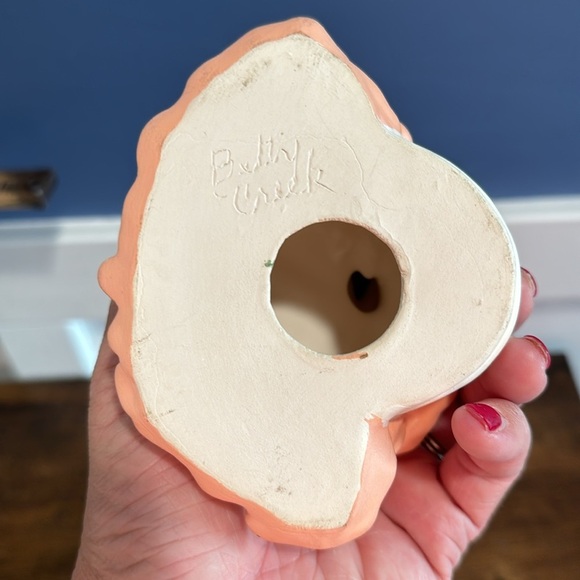 Handcrafted generic Josef ceramic girl cross stitching on a stool - Picture 4 of 4